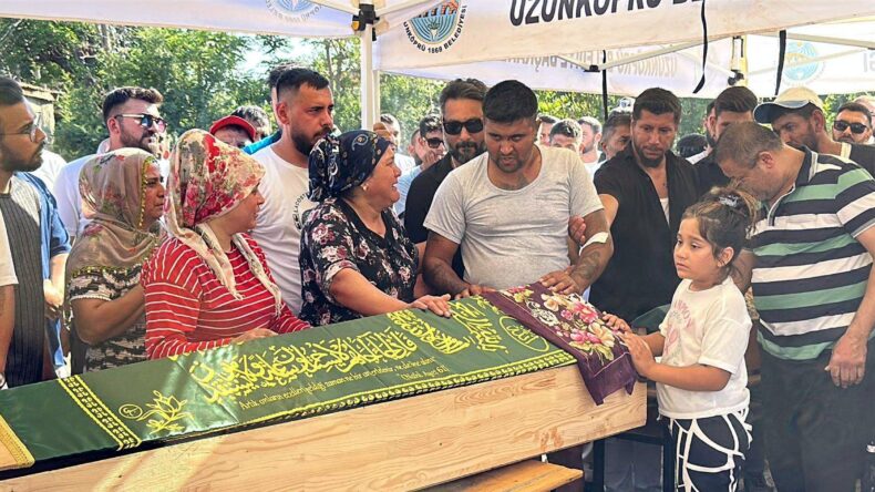5 kişinin öldüğü kazada otomobil sürücüsü tabutları öpüp, ‘Hakkınızı helal edin’ dedi
