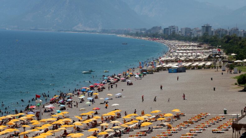 Antalya’da sıcaklık 43 dereceyi buldu, Konyaaltı Sahili doldu