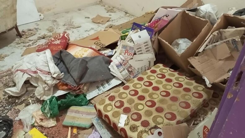 Aydın’da kötü koku yayılan evden 6 kamyon dolusu çöp çıktı