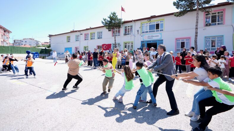 Bakan Tekin, öğrenciler ile birlikte halat çekti
