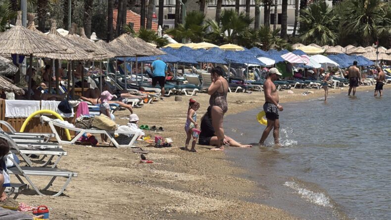 Bodrum’da hava sıcaklığı 40 dereceyi gördü, sahiller ve havuz başları doldu