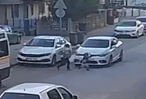 Bursa’da otomobilin çarptığı anne- oğul yaralandı; kaza kamerada