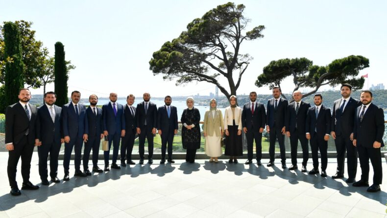 Emine Erdoğan, TÜGVA Yönetim Kurulu ile bir araya geldi
