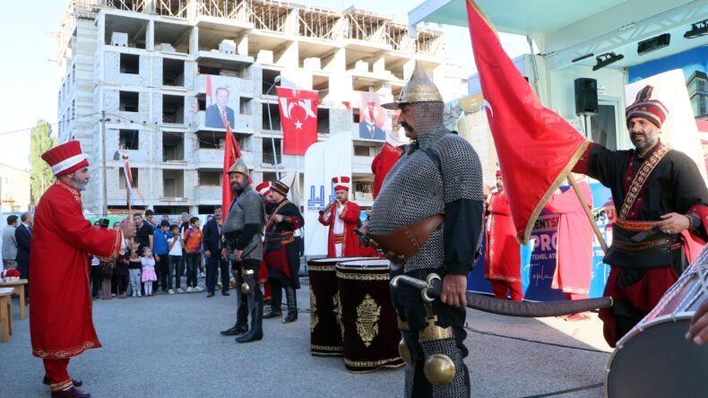 Erzurum’da mehteran takımının seslendirdiği hücum marşının ardından temel atıldı, anahtar teslimi yapıldı