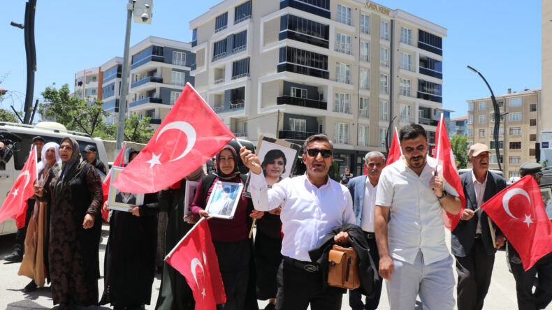 Evlat eylemi yapan aileler: ‘Terörsüz Türkiye’ istiyoruz