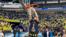 Fenerbahçe Beko şampiyonluk kupasını kaldırdı
