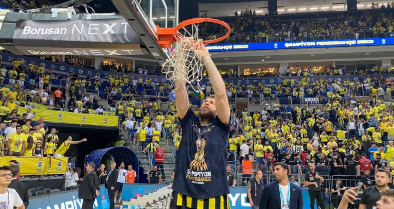 Fenerbahçe Beko şampiyonluk kupasını kaldırdı