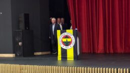 Fenerbahçe eski başkanı Aziz Yıldırım, genç kongre üyeleri ile bir araya geldi