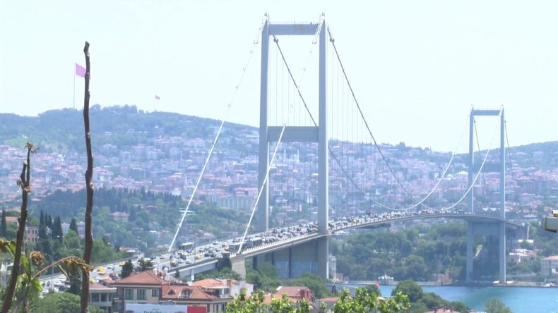 İstanbul- 15 Temmuz Şehitler Köprüsü’ne çıkan kişi nedeniyle trafik durma noktasına geldi