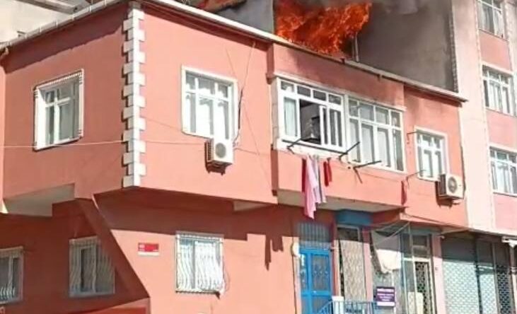 İstanbul – Bağcılar’da 2 katlı binanın çatısı alev alev yandı