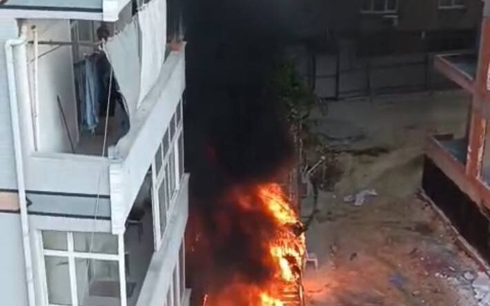 İstanbul – Bağcılar’da izolasyon malzemeleri yandı, 3 katlı binada hasar oluştu