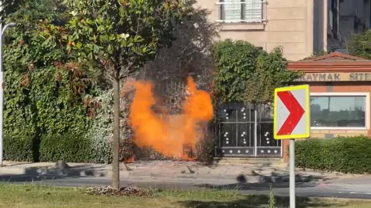 İstanbul – Başakşehir’de yeraltı elektrik kablosundan çıkan yangın doğalgaz kutusuna sıçradı