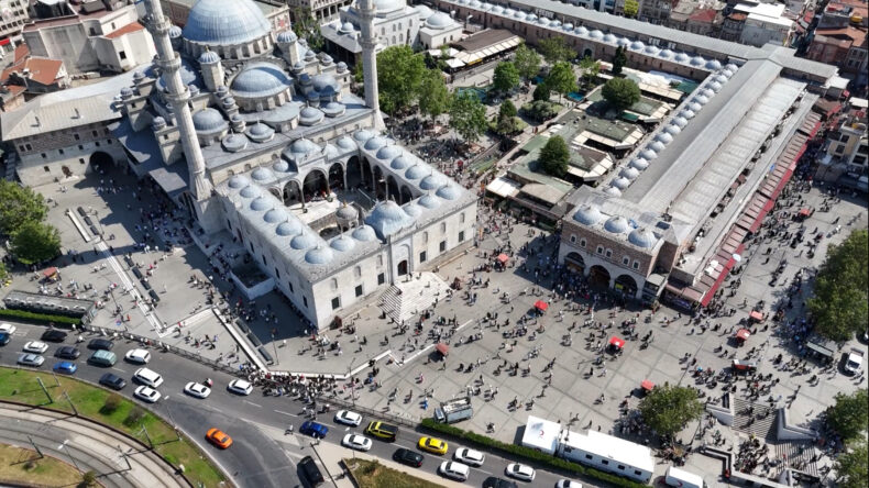 İstanbul – Eminönü ve Galata Köprüsü’ndeki bayram hareketliliği havadan görüntülendi / Ek bilgi ve fotoğraflarla