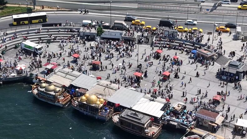 İstanbul – Eminönü’nde bayram yoğunluğu havadan görüntülendi