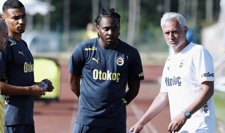 İstanbul – Fenerbahçeli futbolcu Osayi-Samuel, saatinin çalındığı iddiasıyla şikayetçi oldu
