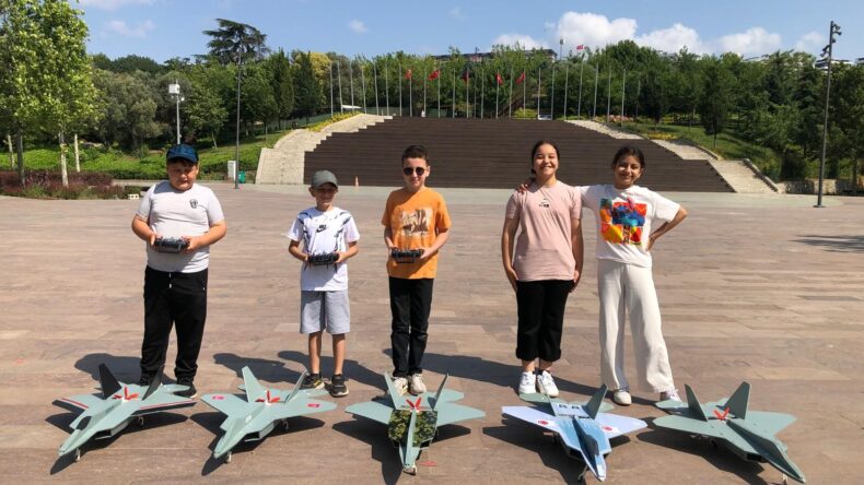 İstanbul- İlkokul öğrencileri robotik kodlama ile tasarladıkları model uçakları uçurdular