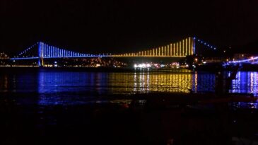İstanbul- İstanbul Boğazı’ndaki köprüler, şampiyon Fenerbahçe’nin renkleriyle ışıklandırıldı