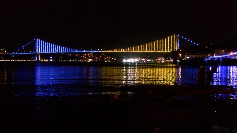 İstanbul- İstanbul Boğazı’ndaki köprüler, şampiyon Fenerbahçe’nin renkleriyle ışıklandırıldı