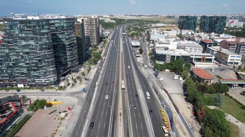 İstanbul- İstanbul’da bayramın 2’nci günü sabahı boş kalan yollar havadan görüntülendi