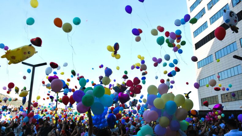 İzmir’de balonlar kanser tedavisi gören çocuklar için uçturuldu
