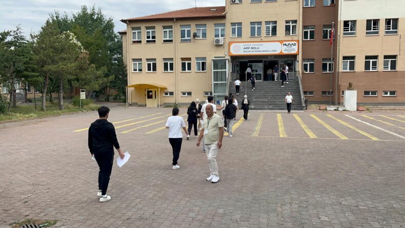 Kayseri’de YKS heyecanı; 2 dakika kala koşarak geldi