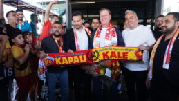Kayserispor’un yeni teknik direktörü Markus Gisdol çiçeklerle karşılandı