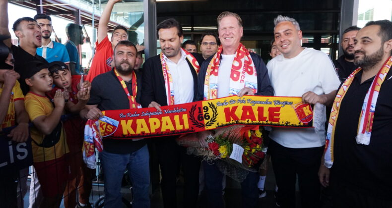 Kayserispor’un yeni teknik direktörü Markus Gisdol çiçeklerle karşılandı