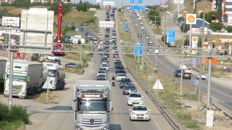 ‘Kilit kavşak’ Kırıkkale’de bayram dönüşü trafik yoğunluğu başladı