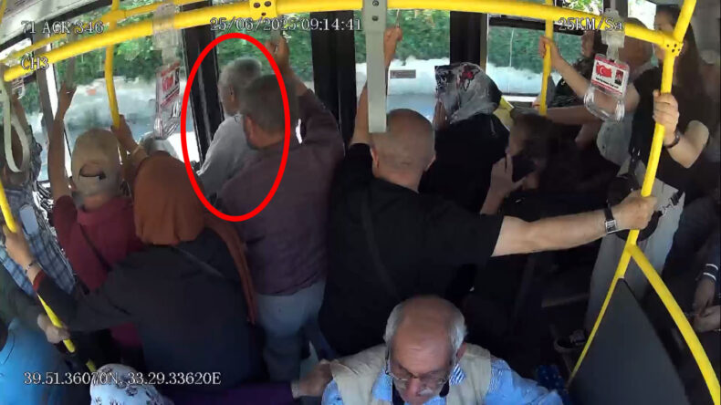 Kırıkkale’de halk otobüsü şoförü, fenalaşan yolcuyu hastaneye götürdü