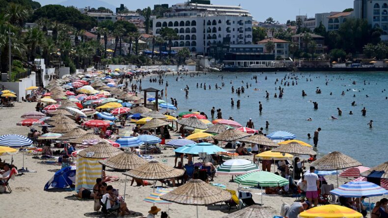 Kuşadası’nda plajlar doldu; sokaklar ve meydanlar boş kaldı