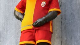 Manneken Pis heykeli, Galatasaray formasını giydi