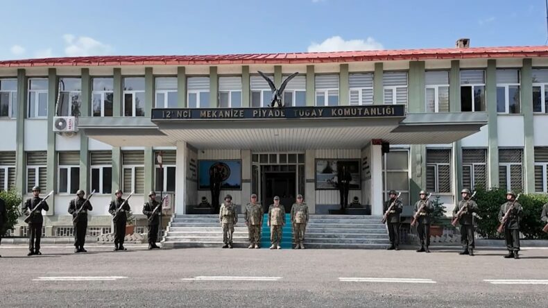 Orgeneral Selçuk Bayraktaroğlu, Mehmetçik ile bayramlaştı
