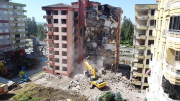 ‘Oturulamaz’ raporu verilen 8 katlı 2 binada yıkım başladı