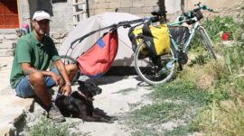Şili’den bisikletle yola çıkıp köpeğiyle 80 ülke gezdi