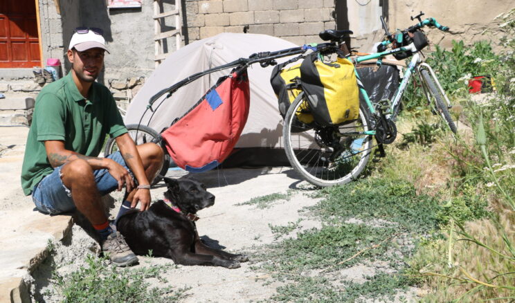 Şili’den bisikletle yola çıkıp köpeğiyle 80 ülke gezdi