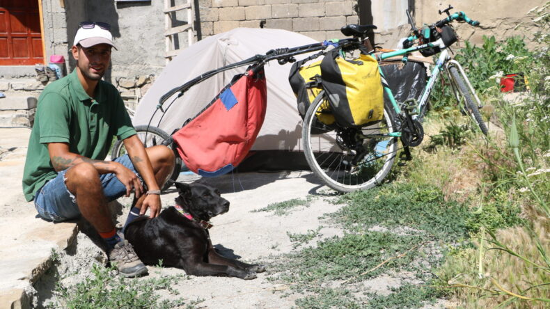 Şili’den bisikletle yola çıkıp köpeğiyle 80 ülke gezdi