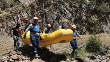 Zap Vadisi’ndeki elektrik arızasına rafting botu ile müdahale